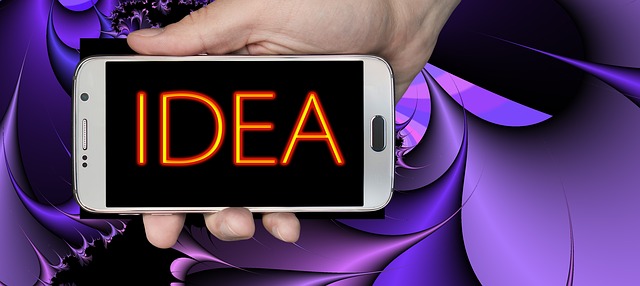 mobilní telefon a v něm nápis IDEA