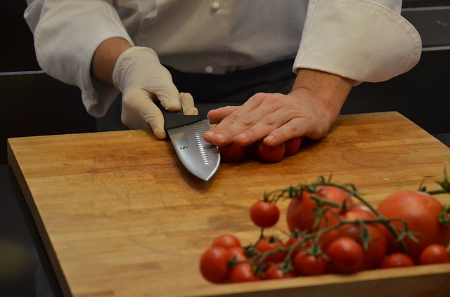 kuchař krájí rajčátka najednou – dobrý nápad
